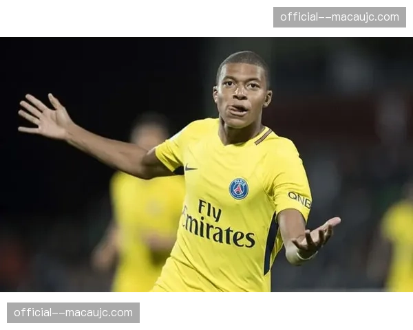 汉堡防守反击体系稳固,但前锋格拉策尔做球后缺乏跟进 汉堡防守反击体系稳固,但前锋格拉策尔做球后缺乏跟进